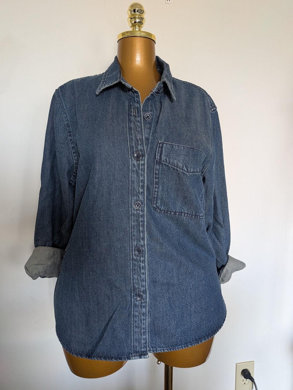 Universal Thread Classic Denim Dark Wash Button-Up Shirt. Size M